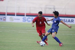 越南球員與菲律賓球員爭球。