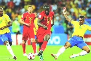 比利時(紅衣)9號盧卡庫的進攻瞬間。