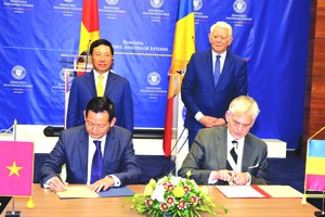 范平明副總理與梅雷什卡努外長見證越羅學院的合作備忘錄簽署儀式。