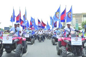 柬大選宣傳首日支持者上街“造勢”