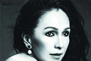 艷媚於1962年在芽莊出生。