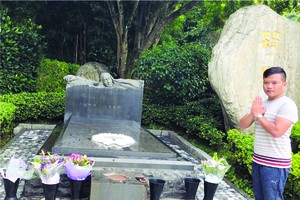 作者在鄧麗君墓前致敬。