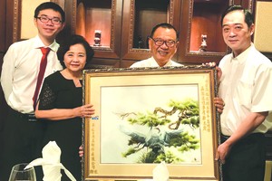 尤凱成董事長(右二)向吳駿總領事(右一)贈送紀念品。