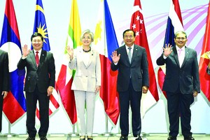 政府總理范平明（左二）出席第五十一屆東盟外長會議。