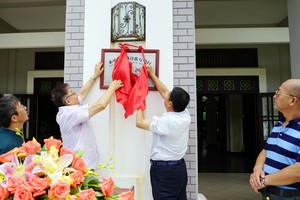 禾中‧中國詩歌萬里行“越南創作基地”日前在越南美奈的越南禾中‧艾瑞麗斯度假村舉辦揭牌儀式。