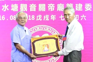 陸超運理事長(右)把建廟紀念牌移交給義購者。