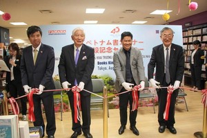 市書籍發行公司在日本東京紀伊國屋書局(kinokuniya)開設的越南書籍攤位於昨(17)日正式投入活動，並舉辦首個越南書籍展，由該公司總經理范明順為首的代表團已前往參加書展開幕儀式。