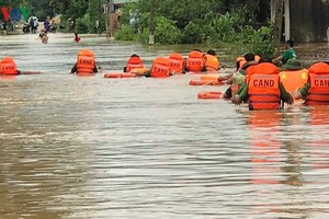 乂安省公安疏散洪澇災民。