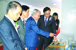 與會者欣賞馬來西亞傳統“藝術品”。