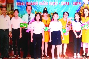 董事長鍾振明(左一)向老師和優秀生贈送禮物。