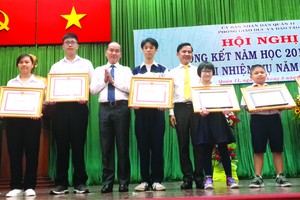 考取全市九年級華文科優秀生的華人學生 黃惠心(左二)獲獎勵。