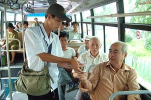 巴士乘務員不收取長者車票費。