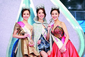 冠軍陳曉華(中)、亞軍鄧卓殷(左)及季軍丁子田。