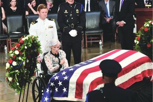 眾多政要出席了在美國國會大廈舉行的大型追悼活動，麥凱恩106歲高齡的母親也出席這場活動