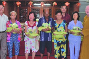 蓮華寺釋惟鎮住持(右一)、該寺慈善組組長