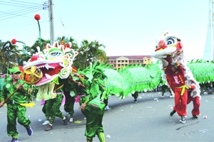 青龍醒獅護聖駕出遊。