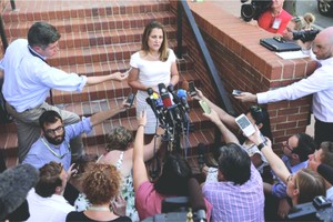 加拿大外長弗里蘭德在美國貿易代表處外面會見傳媒。