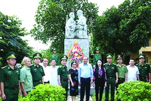 張和平副總理與邊防部隊訓練中心幹部合影。