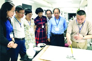 丁一鳴院長開始繪畫。