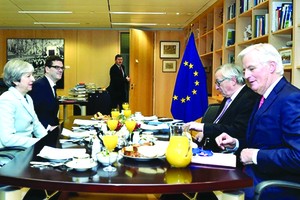 特蕾莎‧梅（左一）承諾堅守“脫歐”藍圖。