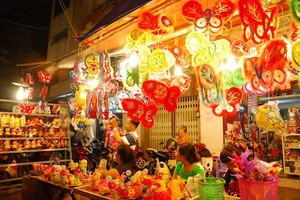 第五郡梁汝學街是擺賣傳統玻璃紙花燈的地點之一。