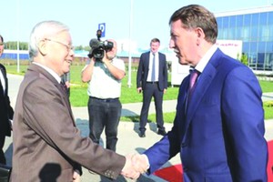 阮富仲總書記在卡盧加州會見戈爾捷耶夫副總理。