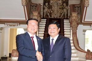 市人委會副主席黃革命昨(7)日接見了以韓國江原道副知事鄭萬昊為團長，正在訪問本市的韓國江原道代表團。