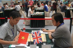 范啟源棋手（左）與英國棋手對決。