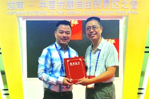 組委會向楊迪生（麒麟）（左）頒獎。