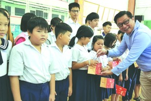 值一年一度的中秋節來臨，華人企業家、Sweet Home餅家總經理劉立政昨(14)日上午在潁川雙語學校舉辦向華人清貧優秀生贈送中秋月餅活動。