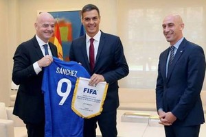 FIFA主席因凡蒂諾（左一）造訪馬德里。