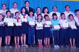 頒贈逾千份獎學金給清貧學子