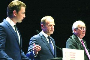 歐洲理事會主席圖斯克（中）、歐盟委員會主席容克（右）和奧地利總理庫爾茨出席新聞發佈會。