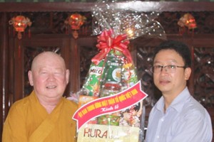 越南祖國陣線委員會宗教民族主任阮文清(圖右)代表考察團向釋惟鎮法師(圖左)贈送禮物