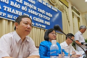 胡志明市領導出席新聞發佈會。