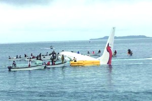 客機浸在水中。