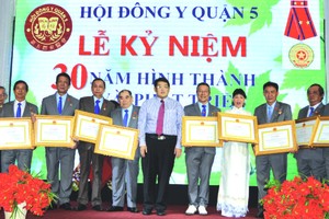 市東醫會向郡東醫會執委成員及有貢獻 醫務人員頒發獎狀。