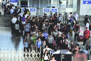 民眾在排隊檢票進站候車。