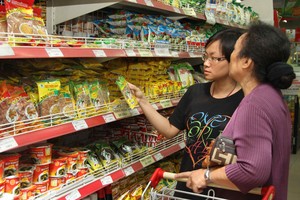 市民在選購食品。