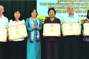 多個華人單位與個人獲表彰