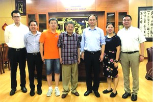 越香集團董事長杭慰瑤(左四)和山東建邦 集團董事長陳箭(右三)與各代表合影。