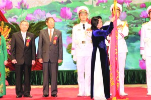 國家代主席鄧氏玉盛向中央檢查委員會頒授一等 勞動勳章。