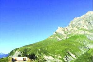 瑞士阿爾卑斯山脈上的一家酒店，無牆無頂。