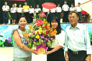 王沛川校政主任與高中生向高慧芳(左)