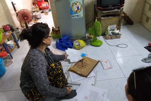 一位有孩子受性侵的母親正準備控告卷宗。