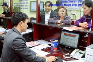 民眾在辦理房地產手續。