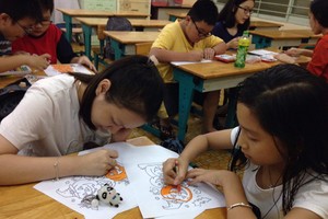 天恩外語中心向學生提供各種化妝用具，讓學生打扮參加，演小品、提著南瓜燈遊玩。此外，小朋友們還用筆畫畫、製作萬聖節賀卡。