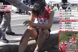 骨折女選手飯田憐。