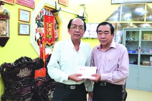 黃偉峰代董事長將獎金頒贈給 周智勤老師(右)。