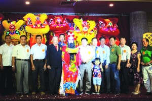 明豪堂金獅團理事會向來賓致謝。